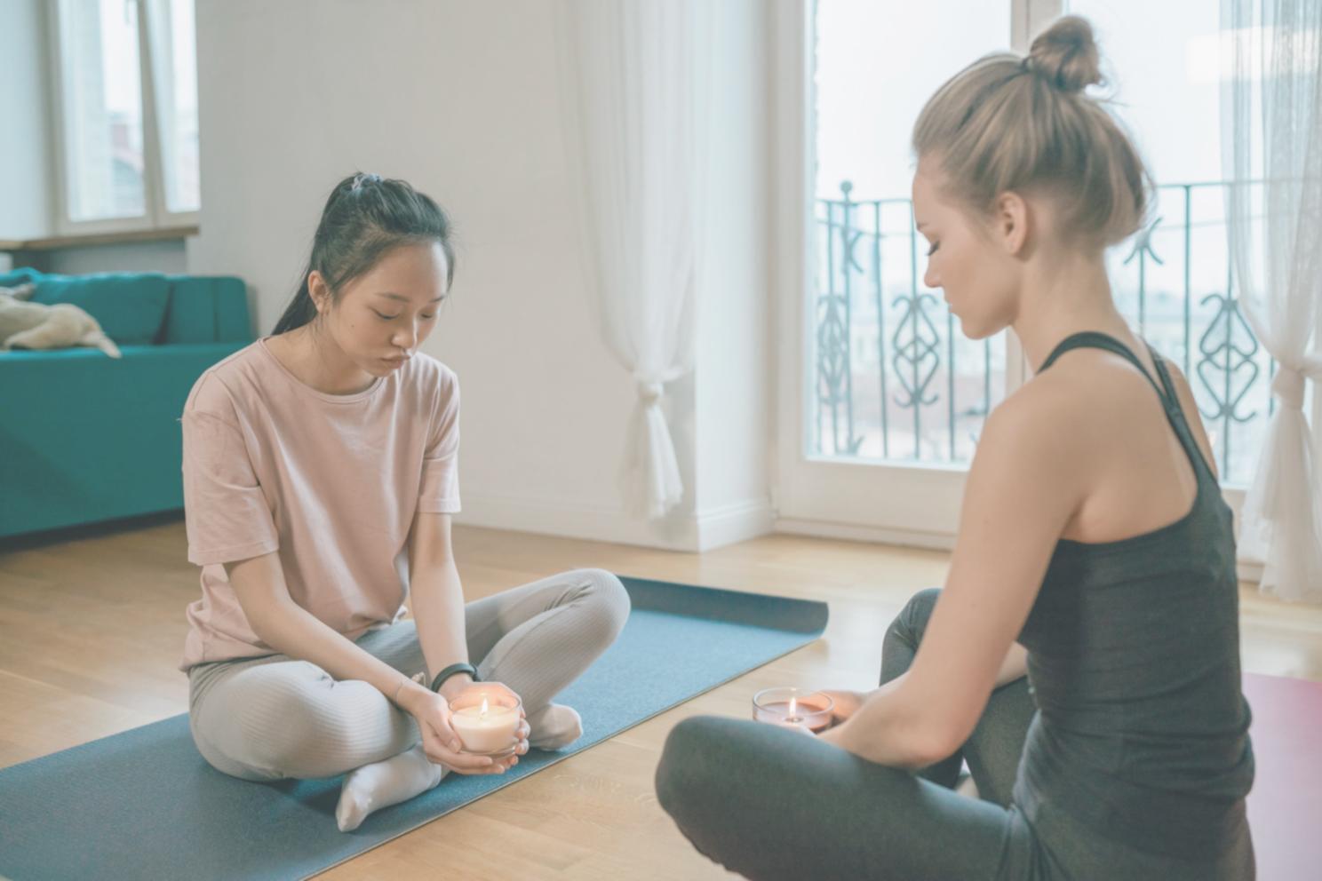 Групове заняття силової йоги з фокусом на правильну техніку виконання